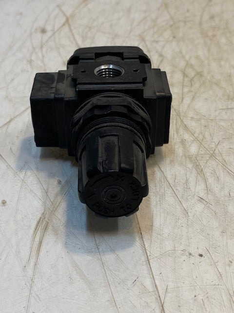 WILKERSON R08-C2-F0G0 PNEUMATIC AIR FILTER PRESSURE REGULATOR ASSEMBLY
