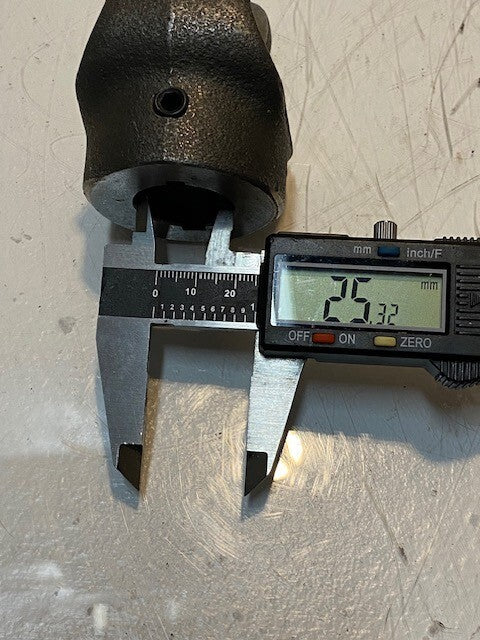 Weasler Yoke 06011-8 | 3-1/4" H 2-1/4" W 2" D 24mm Pin Hole 25mm Bore