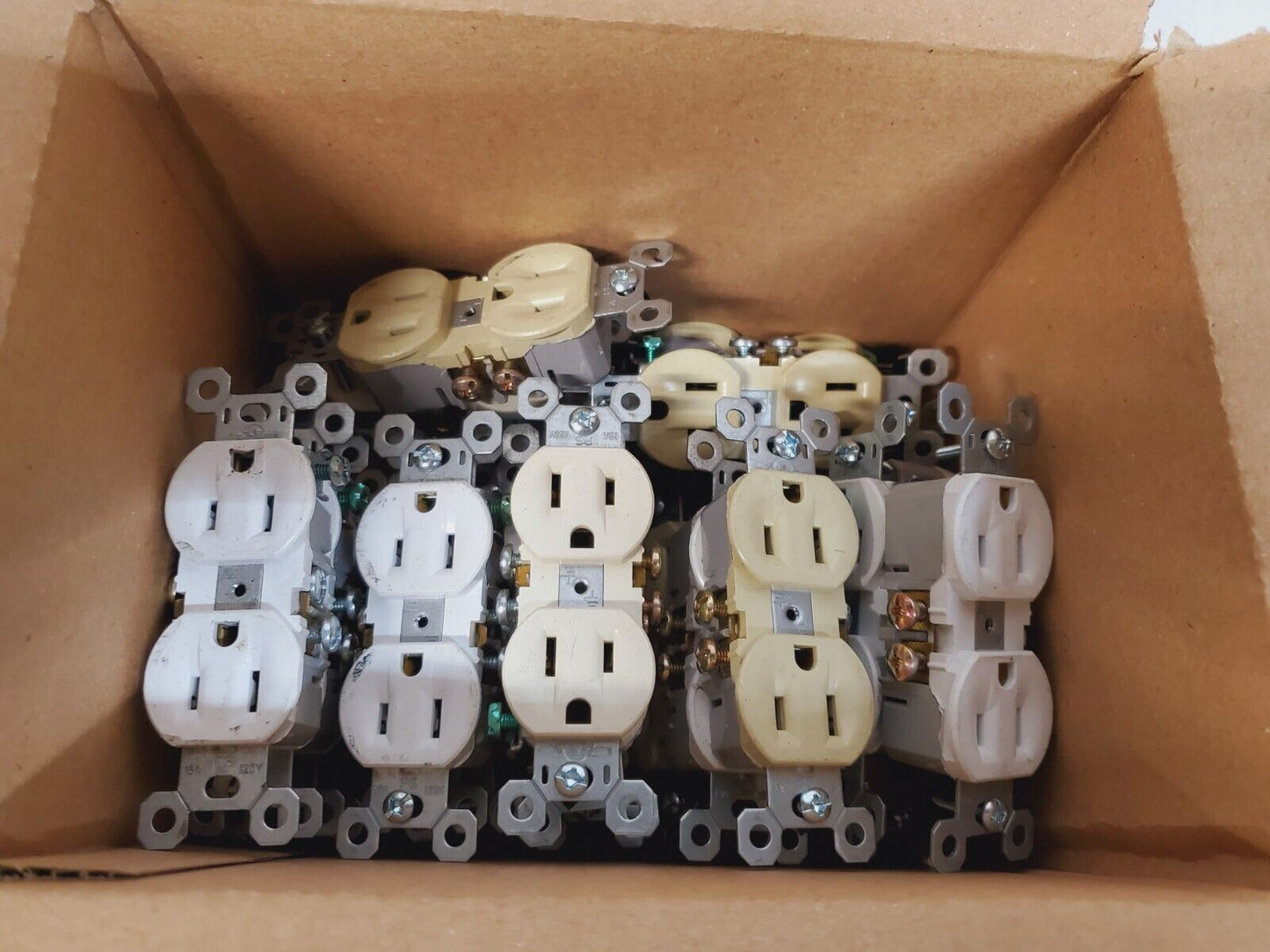 24 Qty P&S Duplex Receptacles 3232-I | 3232-LA | 3232-W 15A 125V (24 Qty)