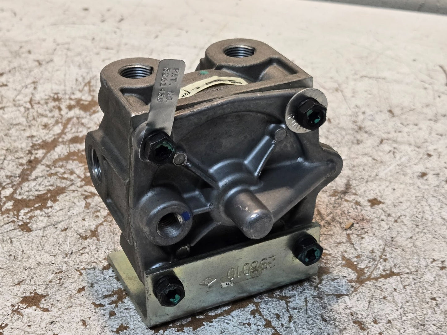 Bendix 109002 R-12P Pilot Relay Valve with 296010 Bracket | 909828