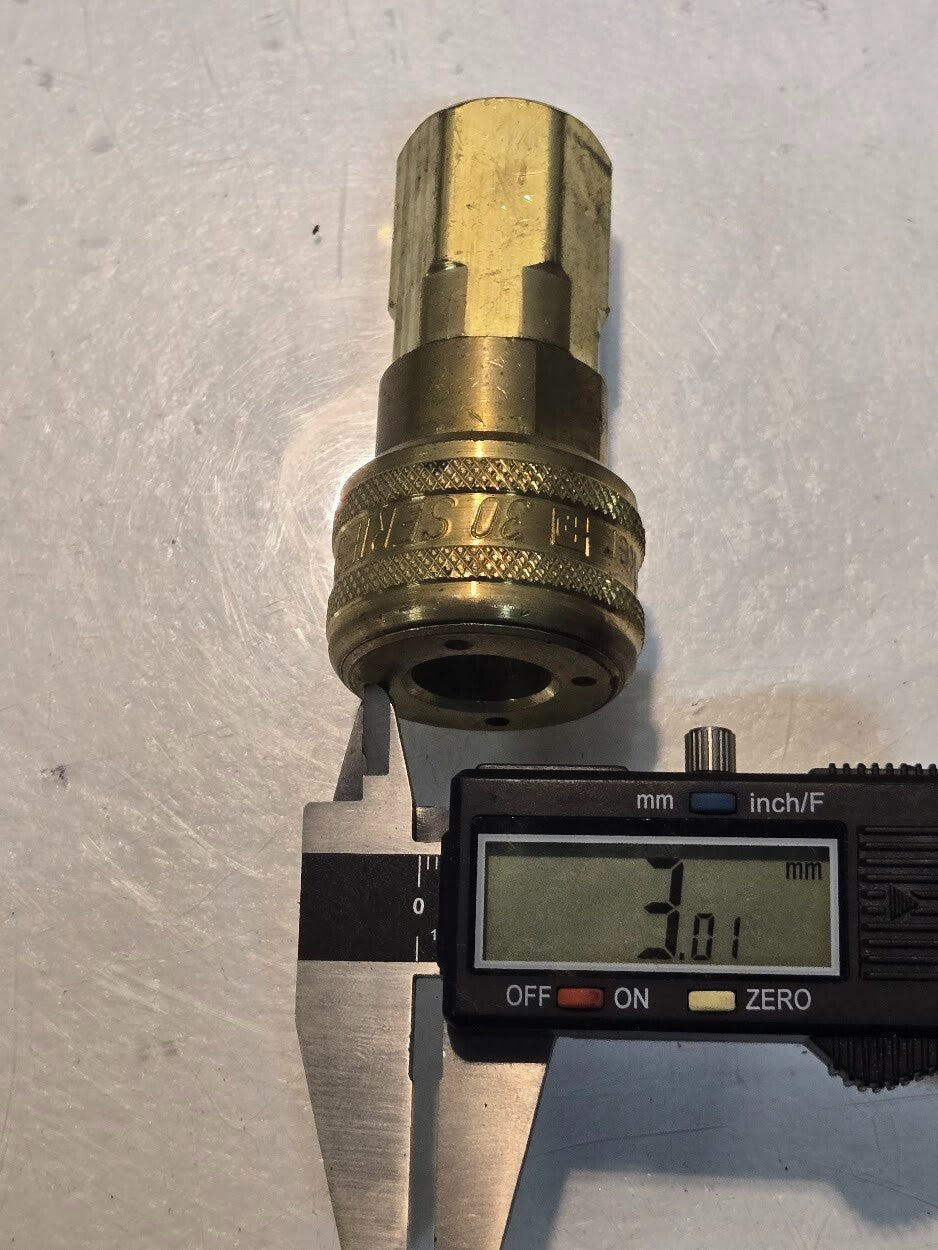 Parker 30 Series B37 1/2" Quick Connect Coupler 1/2"-14 Female Threads