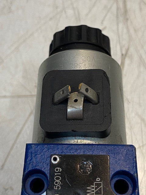 Rexroth R900567497 Hydraulic Double Solenoid Directional Valve USED