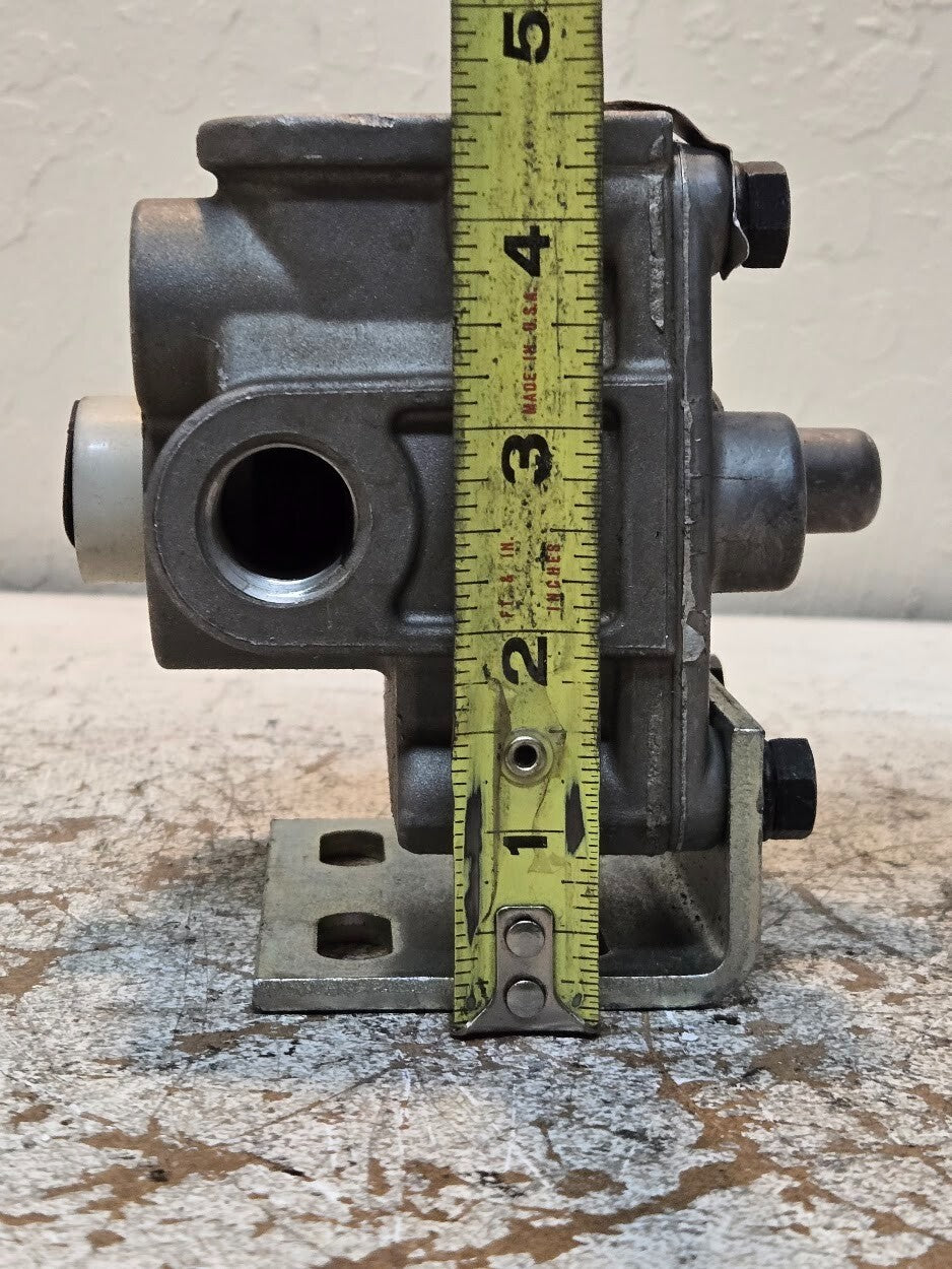 Bendix 109002 R-12P Pilot Relay Valve with 296010 Bracket | 909828