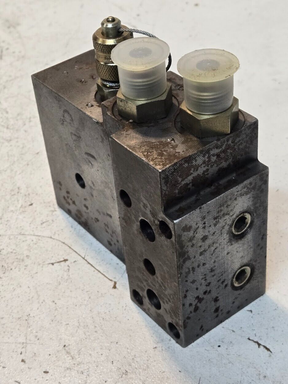 Hydraulic Manifold C73 30 with 2x 3/4" Flare Adapters