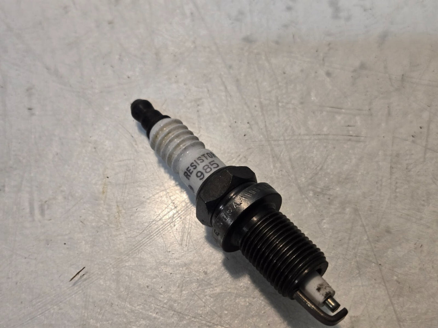 21 Quantity of Autolite Resistor 985 Spark Plugs | 14mm Thread 16mm Hex (21 Qty)