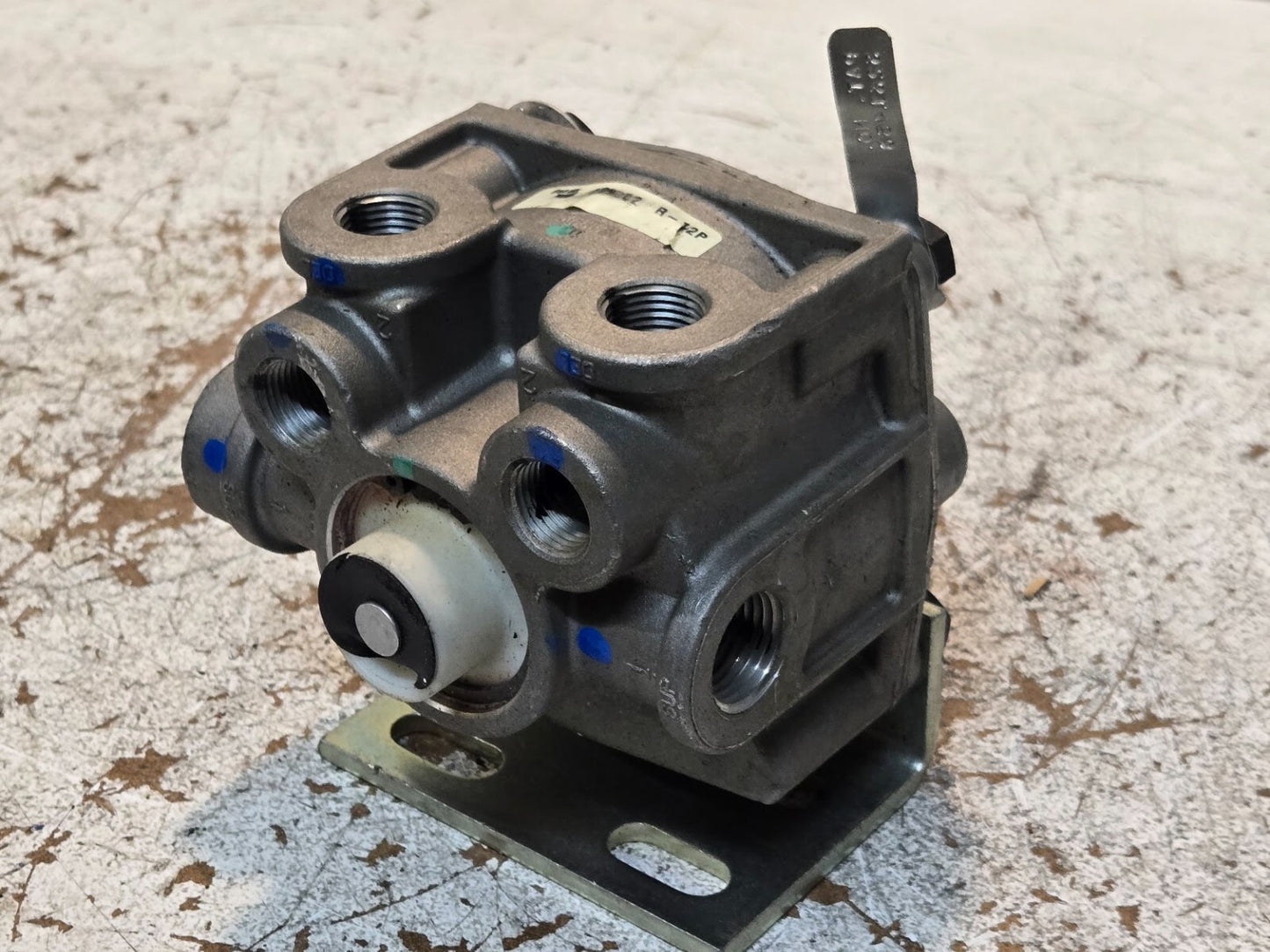 Bendix 109002 R-12P Pilot Relay Valve with 296010 Bracket | 909828