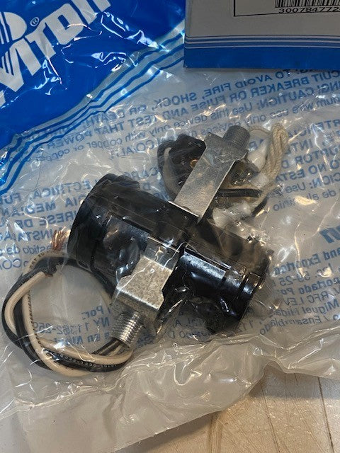 Box of 5 Leviton 4017-D2F 2-Light Cluster Lampholders Medium Base 002-4017