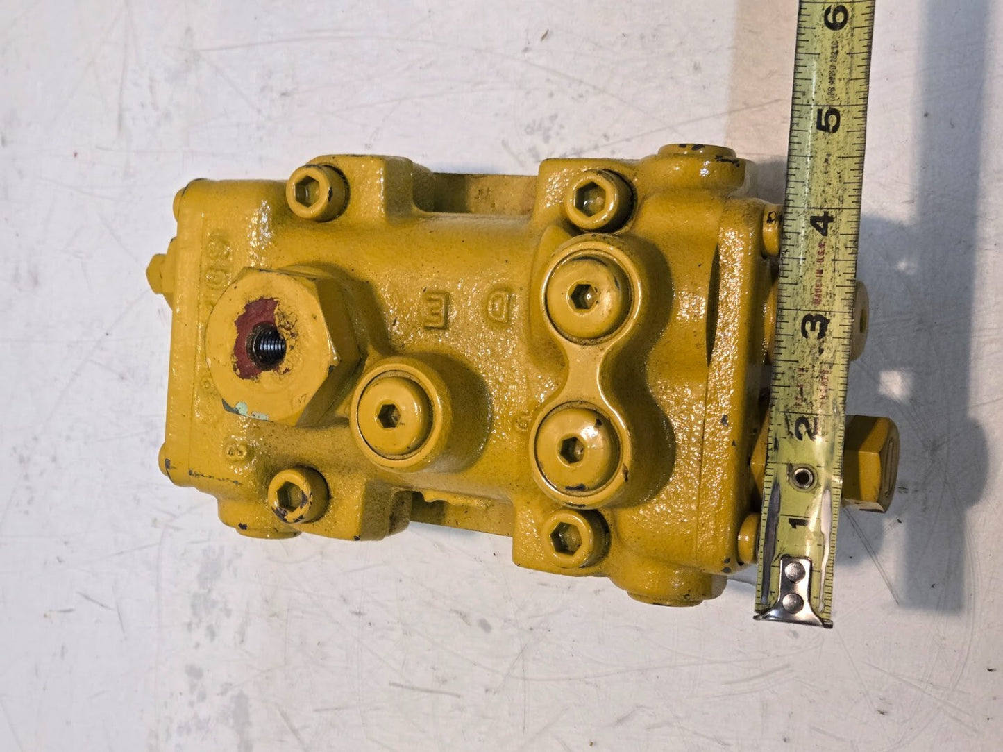 Hydraulic Control Valve SD7X6 | 9-1/2" x 4-7/8" x 3-1/2" | 10 mm Thread