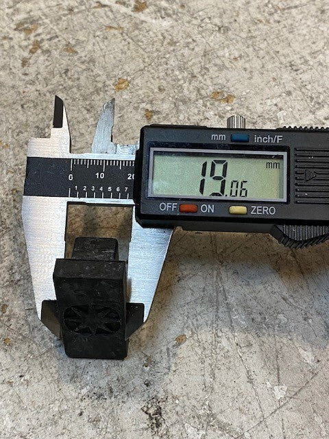 1,250 Rectangular Rubber Closure Gommet Plugs 32mm x 13mm ID 823123