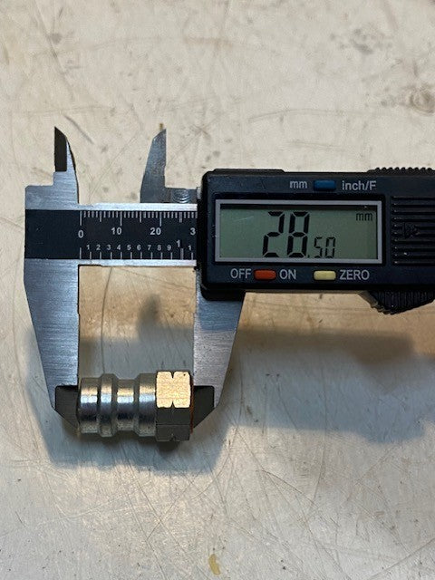 13 Quantity of Hydraulic Quick Coupler Plugs 29mm Long 17mm OD 7mm ID (13 Qty)