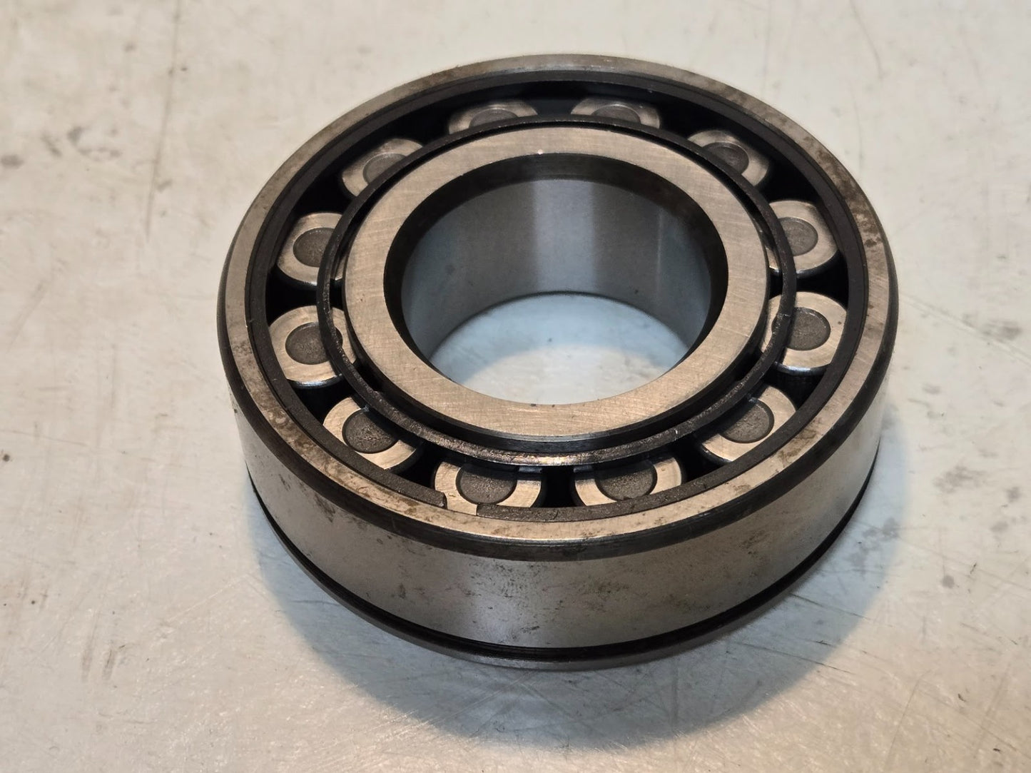 LBC Cylindrical Roller Bearing 4302712 | 83 mm OD x 38 mm Bore x 25.4 mm Thick