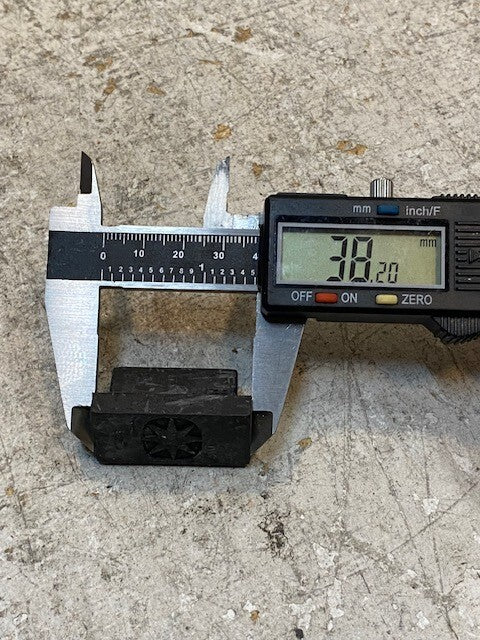 1,250 Rectangular Rubber Closure Gommet Plugs 32mm x 13mm ID 823123