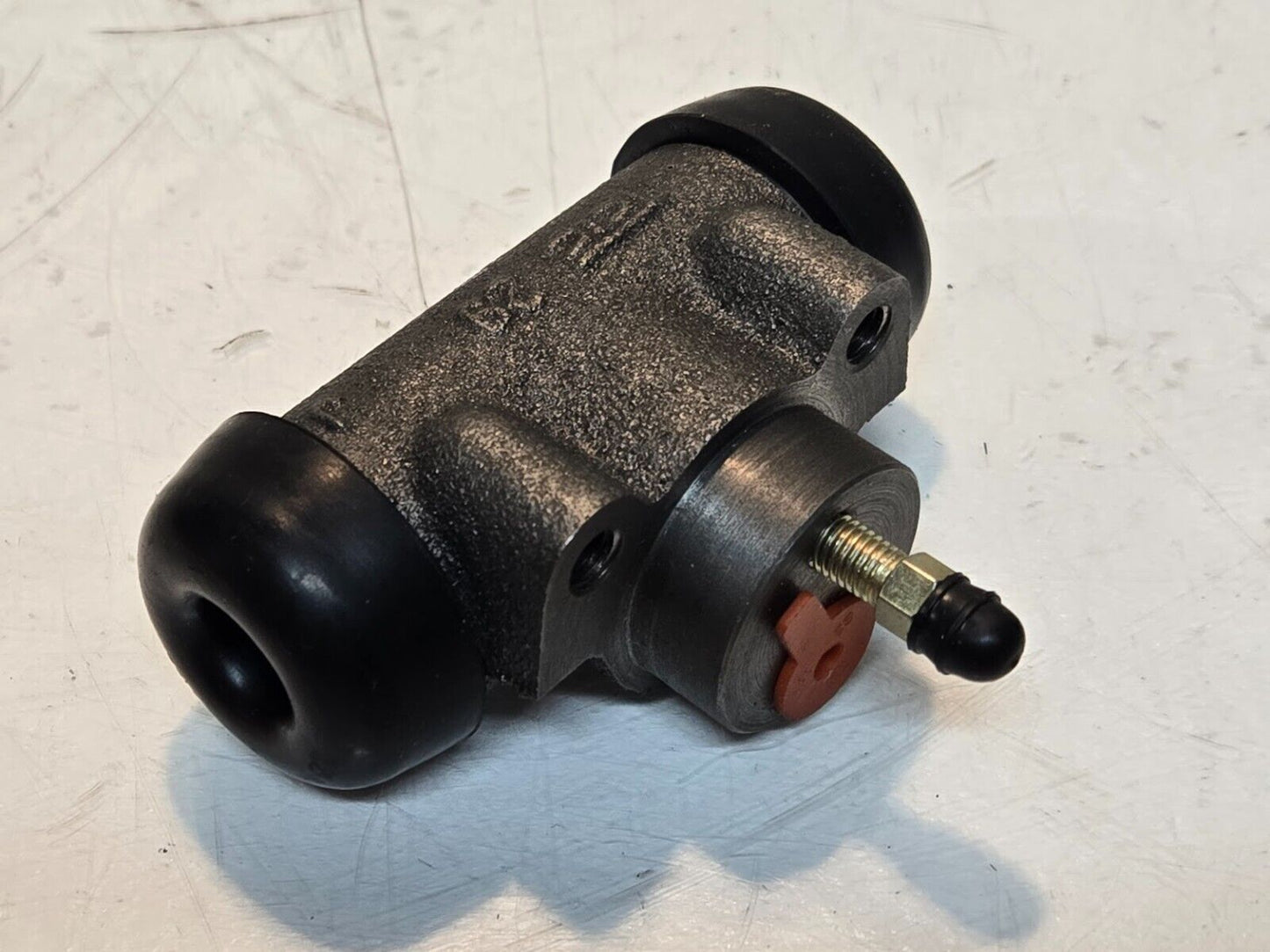 TCIC Brake Cylinder FD20 for Forklift | TCIC 29 J | 3 7/8" Long 1 1/2" Diameter