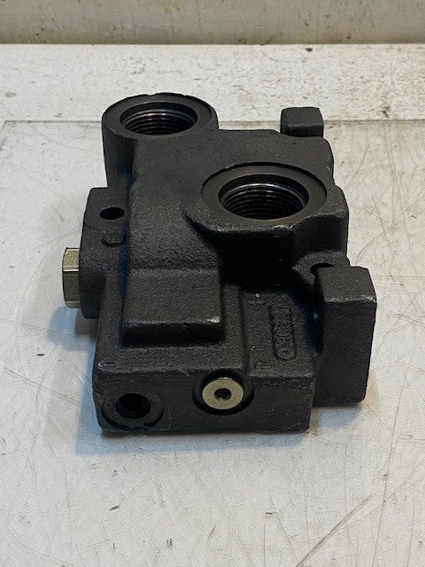Hydraulic Output Cover Valve Body Coponent 18-02-043-906 | 9032 | C33