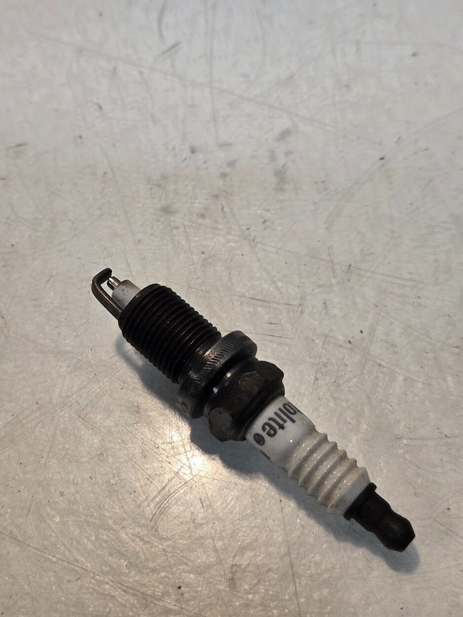 21 Quantity of Autolite Resistor 985 Spark Plugs | 14mm Thread 16mm Hex (21 Qty)