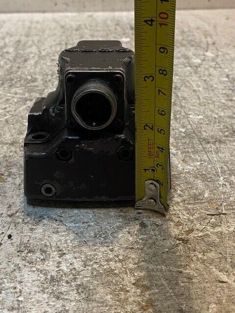 MOOG Pilot Valve 760C928 17mm ID 22mm Thread 3-6/8" L 3-1/4" W 3" H