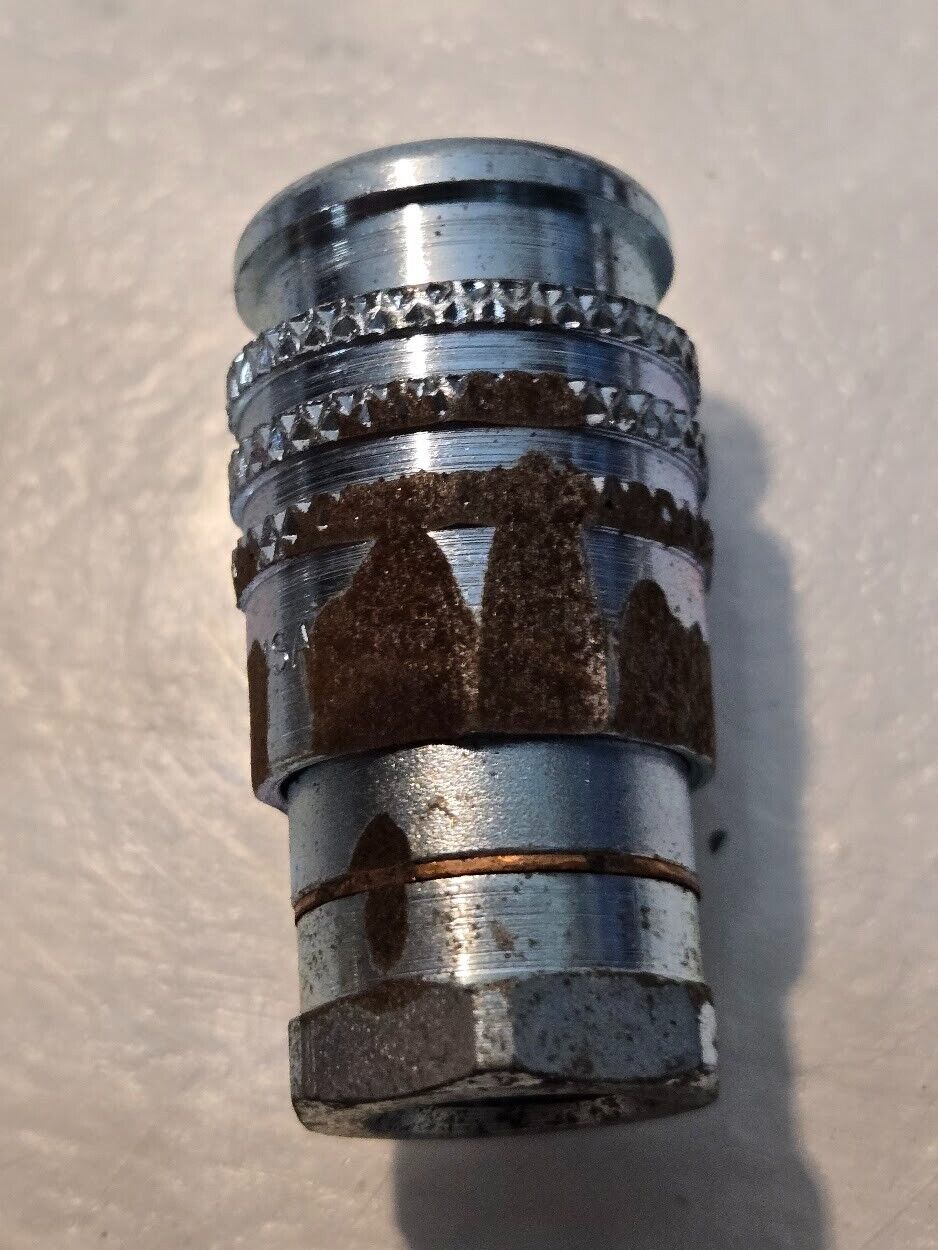 12 Quantity of Aeroquip FD40-200 1/4" Pneumatic Couplings 1/4" FPT (12 Quantity)
