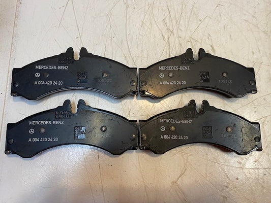 Set of 4 Mercedes-Benz A0044202420 Brake Pads 1053ZC
