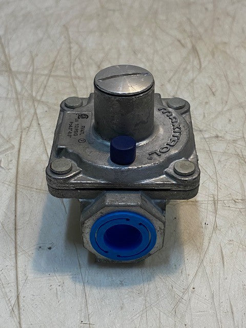 Maxitrol RV47L Natural Gas Pressure Regulator 1/2" FPT Thread 13/16" In and Out