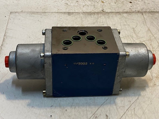 Hydraulic Directional Control Valve 821149EE 9" L 3-3/16" W 2-3/4" H 11mm Holes