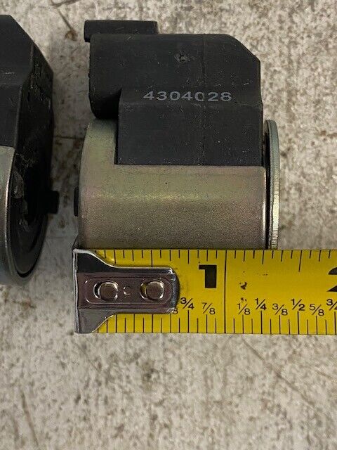 2 Qty of Solenoid Coil Valves 4304028 28 VDC 4913 PC - USED (2 Quantity)