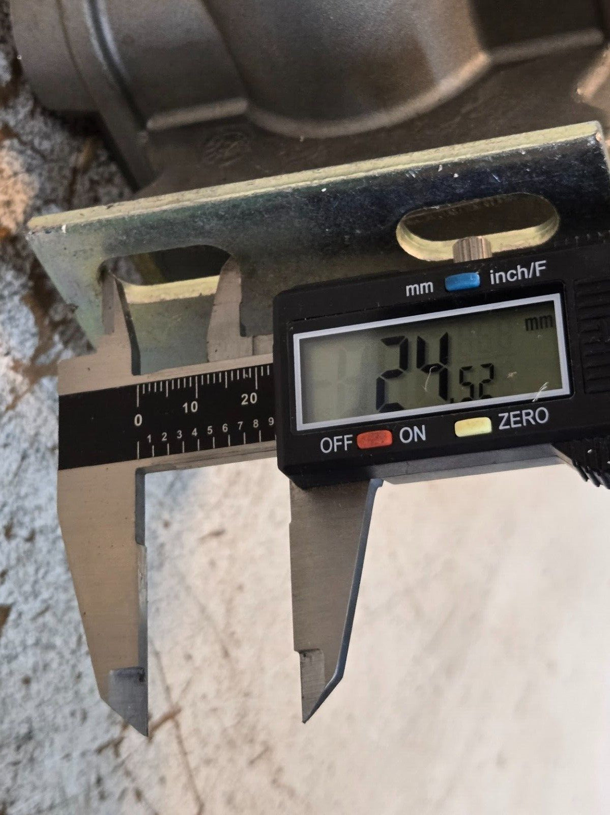 Bendix 109002 R-12P Pilot Relay Valve with 296010 Bracket | 909828