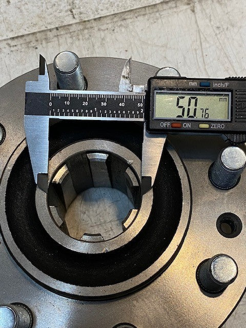 8-Bolt Rear Axle Wheel Hub 8x152mm Bolt Pattern 7-1/2" Dia. 41mm Bore 6-Spline