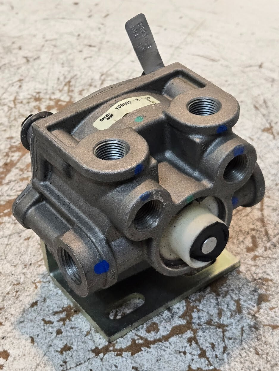 Bendix 109002 R-12P Pilot Relay Valve with 296010 Bracket | 909828