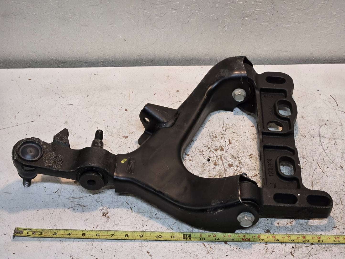 Lower Control Arm 186C3 and Mounting Bracket 15165144 for Chevy Trailblazer