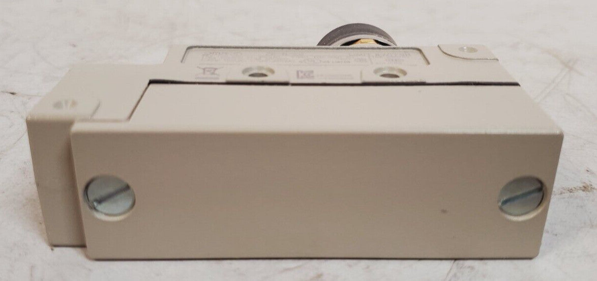 Omron Limit Switch ZE-N-2S | 6587 | 19X22Z4