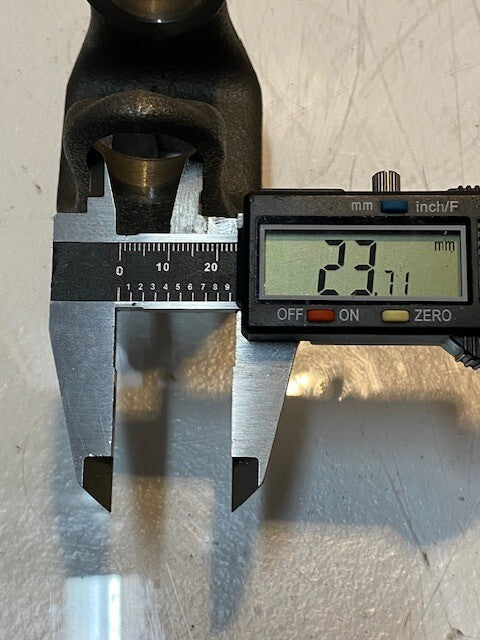 Weasler Yoke 06011-8 | 3-1/4" H 2-1/4" W 2" D 24mm Pin Hole 25mm Bore