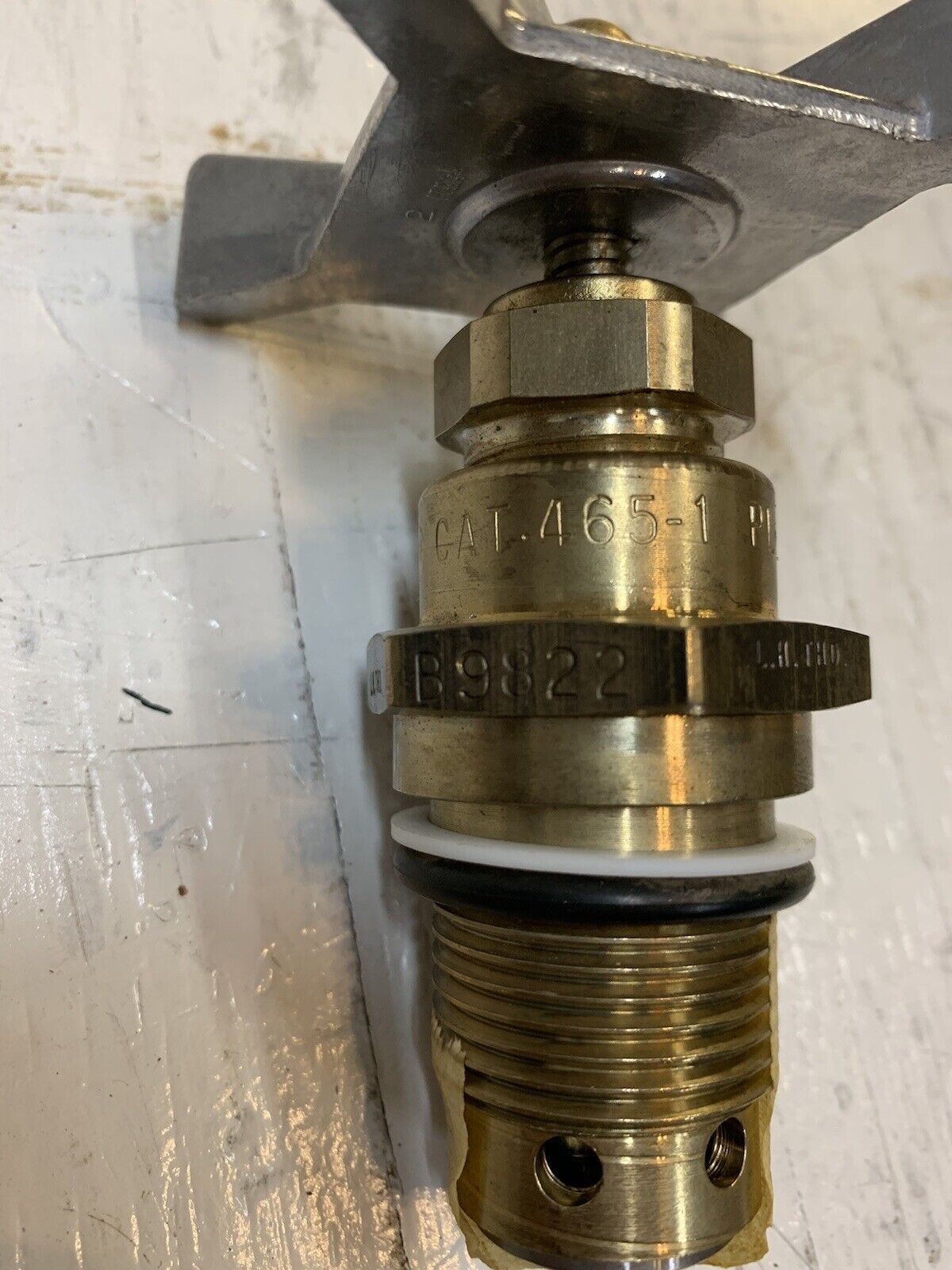 CAT 465-1 PL-2558 Valve B9822