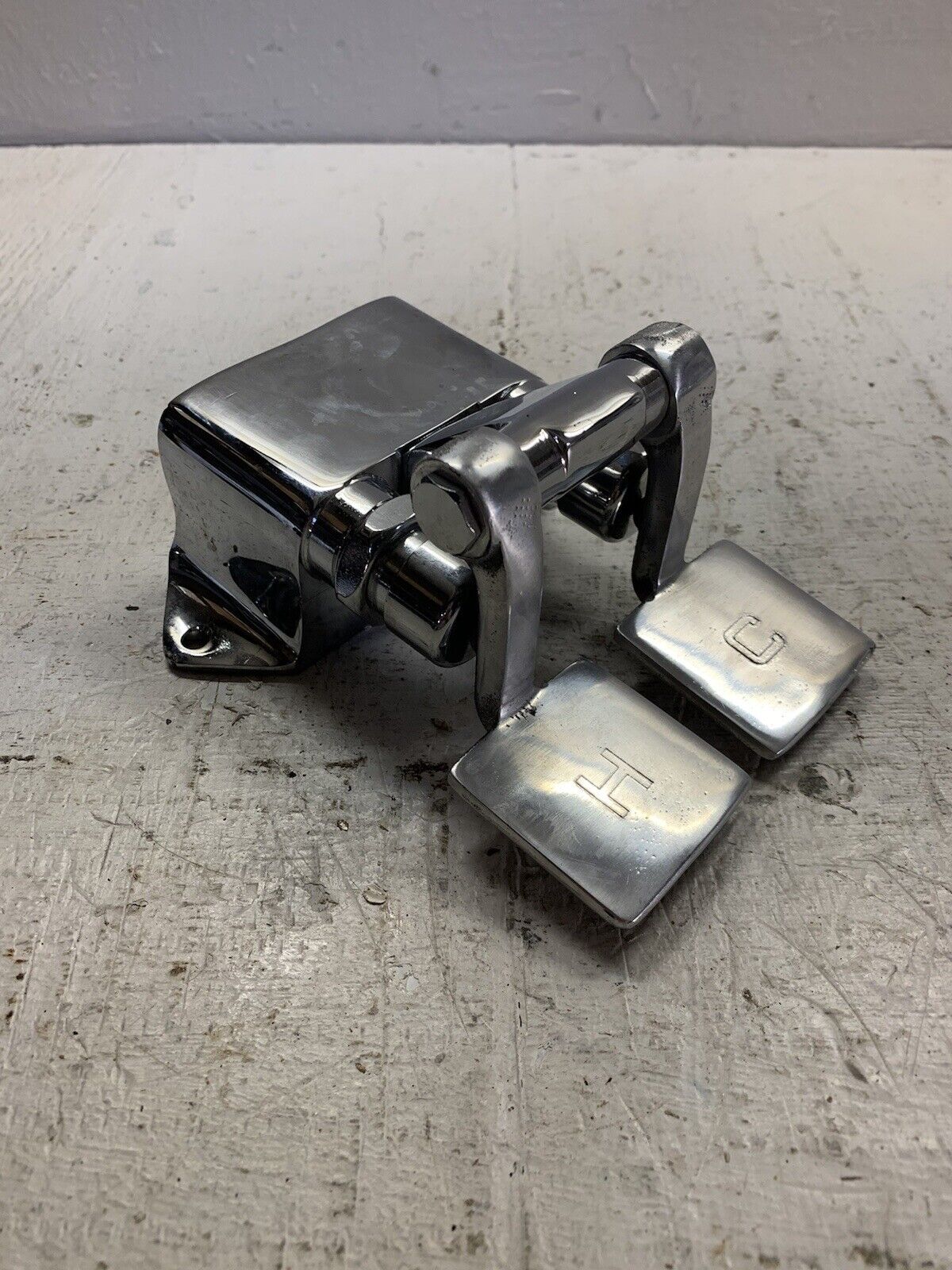 Floor Mounted Self Closing Double Foot Pedal Valve, Chrome 625-699ABCP