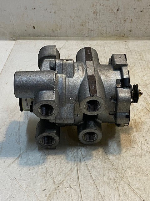 Bendix T-5005182-A Foot Brake Valve Parallel Port Configuration 3/8-18 NPT