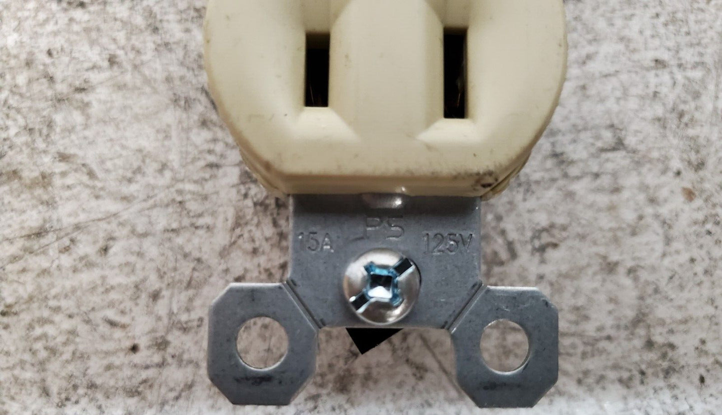 24 Qty P&S Duplex Receptacles 3232-I | 3232-LA | 3232-W 15A 125V (24 Qty)