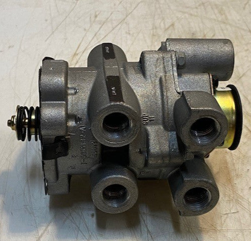 Bendix T-5005182-A Foot Brake Valve Parallel Port Configuration 3/8-18 NPT
