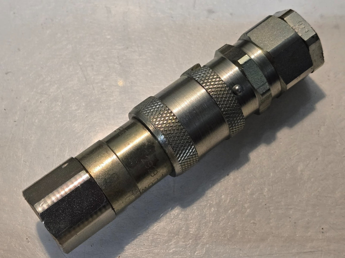 Aeroquip FD49 Series 2929 3/8" Quick Disconnect Hydraulic Valve 1/2" FNPT Ends