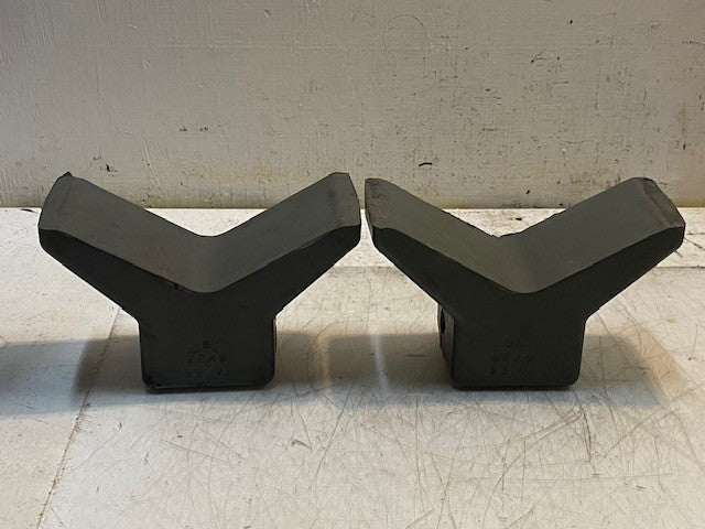 2 Quantity of Yates 6Y33 Boat Trailer Black Molded Rubber V Bow Stops (2 Qty)