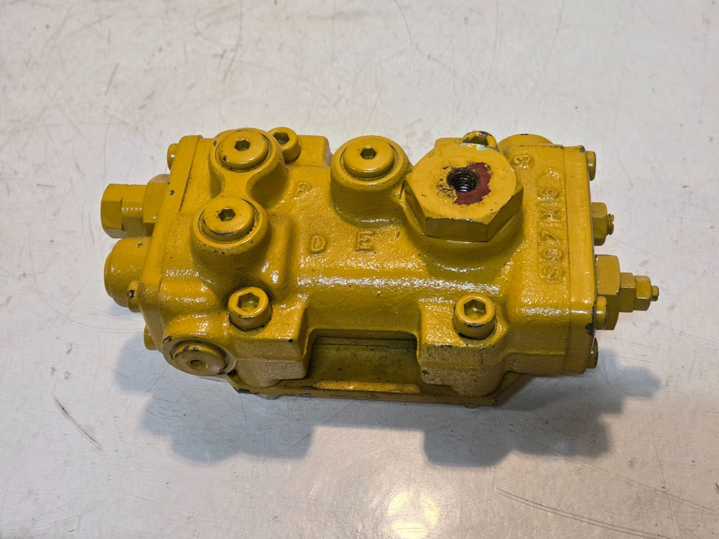 Hydraulic Control Valve SD7X6 | 9-1/2" x 4-7/8" x 3-1/2" | 10 mm Thread