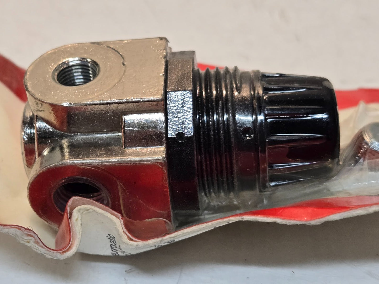 Milton S1145 Mini Heavy Duty Regulator 1/4" FNPT 250PSI 030937011459