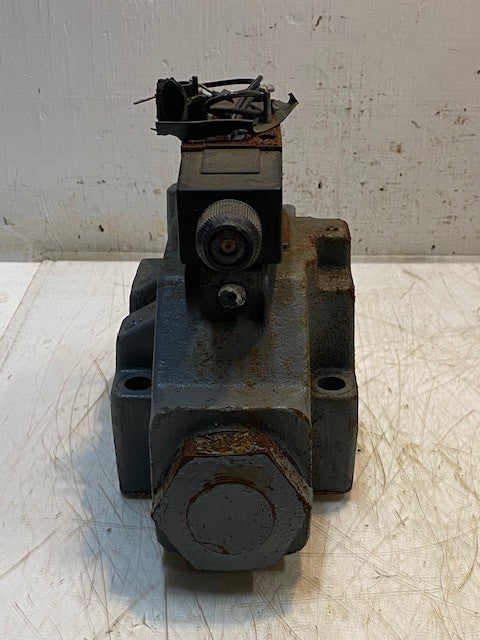 Solenoid Hydraulic Directional Control Valve Mount Assembly 550153 | 7009