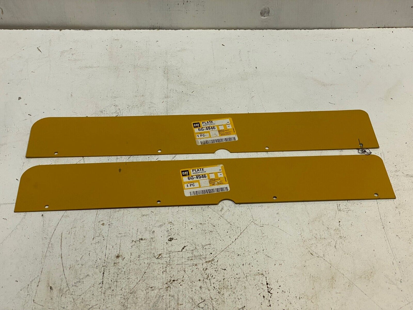 2 Qty of Caterpillar Plates 6G-4946 CAT (2 Quantity)