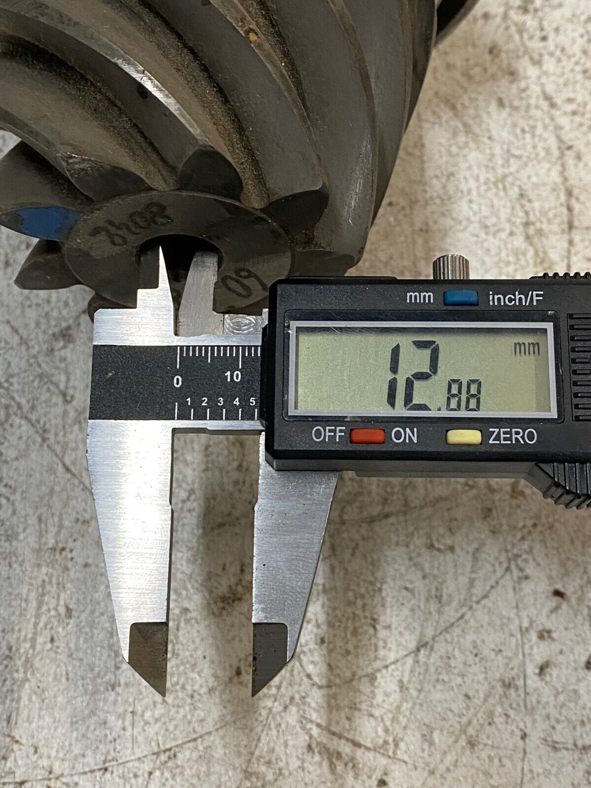 Set of 2 Pinion Shafts (9 Teeth/28 Spline) with 1 Ring Gear (41 Teeth)