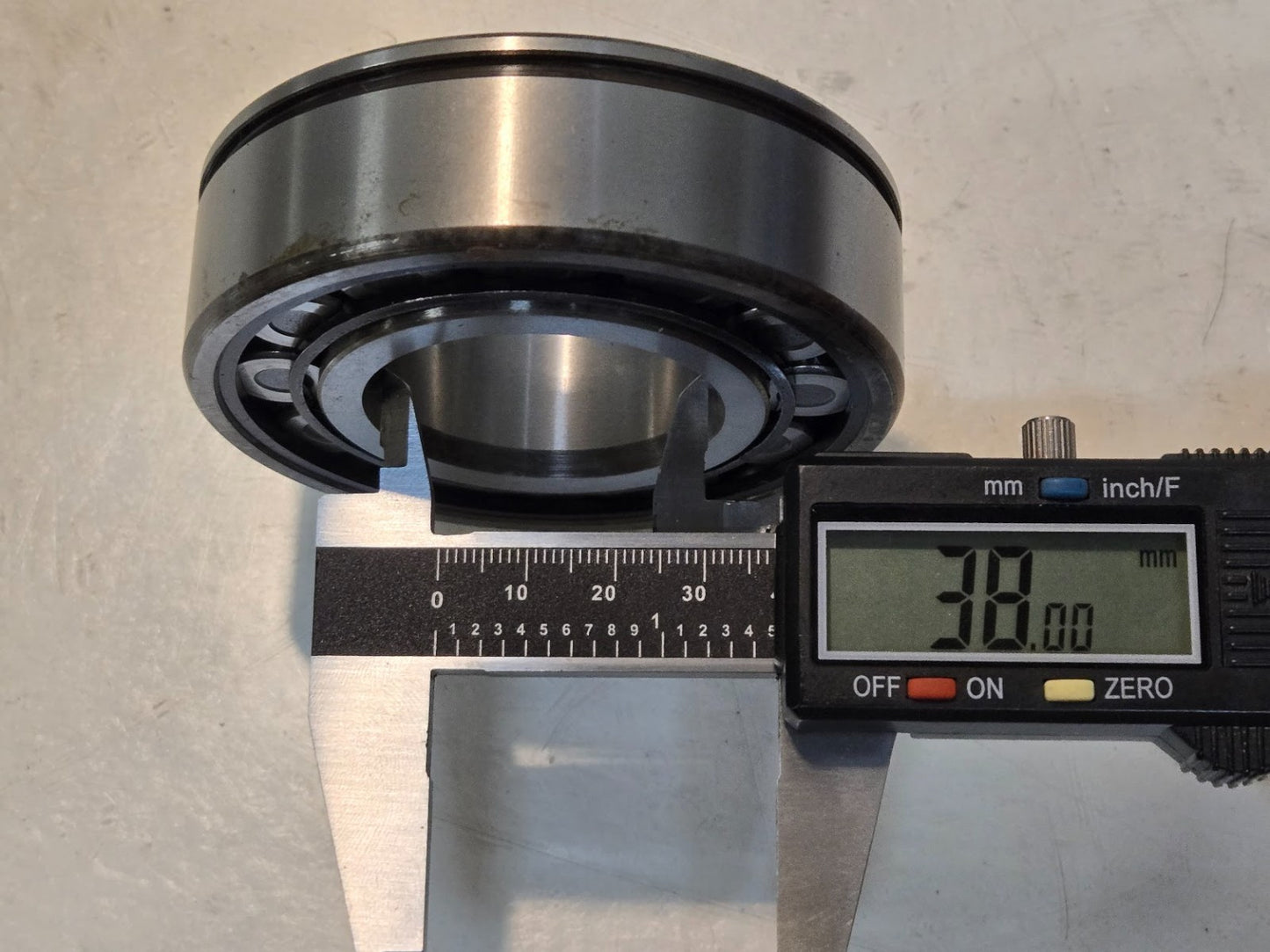 LBC Cylindrical Roller Bearing 4302712 | 83 mm OD x 38 mm Bore x 25.4 mm Thick