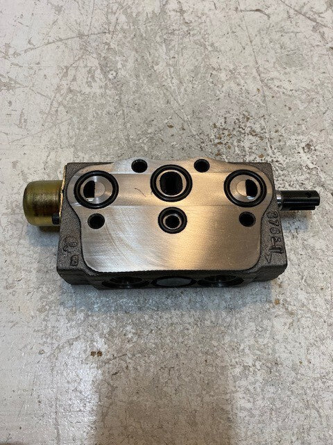Hydraulic Direct Control Valve 052029 | 250610 5-1/2" x 3-1/4"