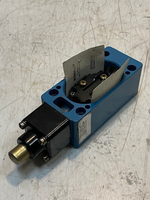 Honeywell Micro Switch 5000 RMS Symmetrical Amperes 240V Max 7" Long 16mm End