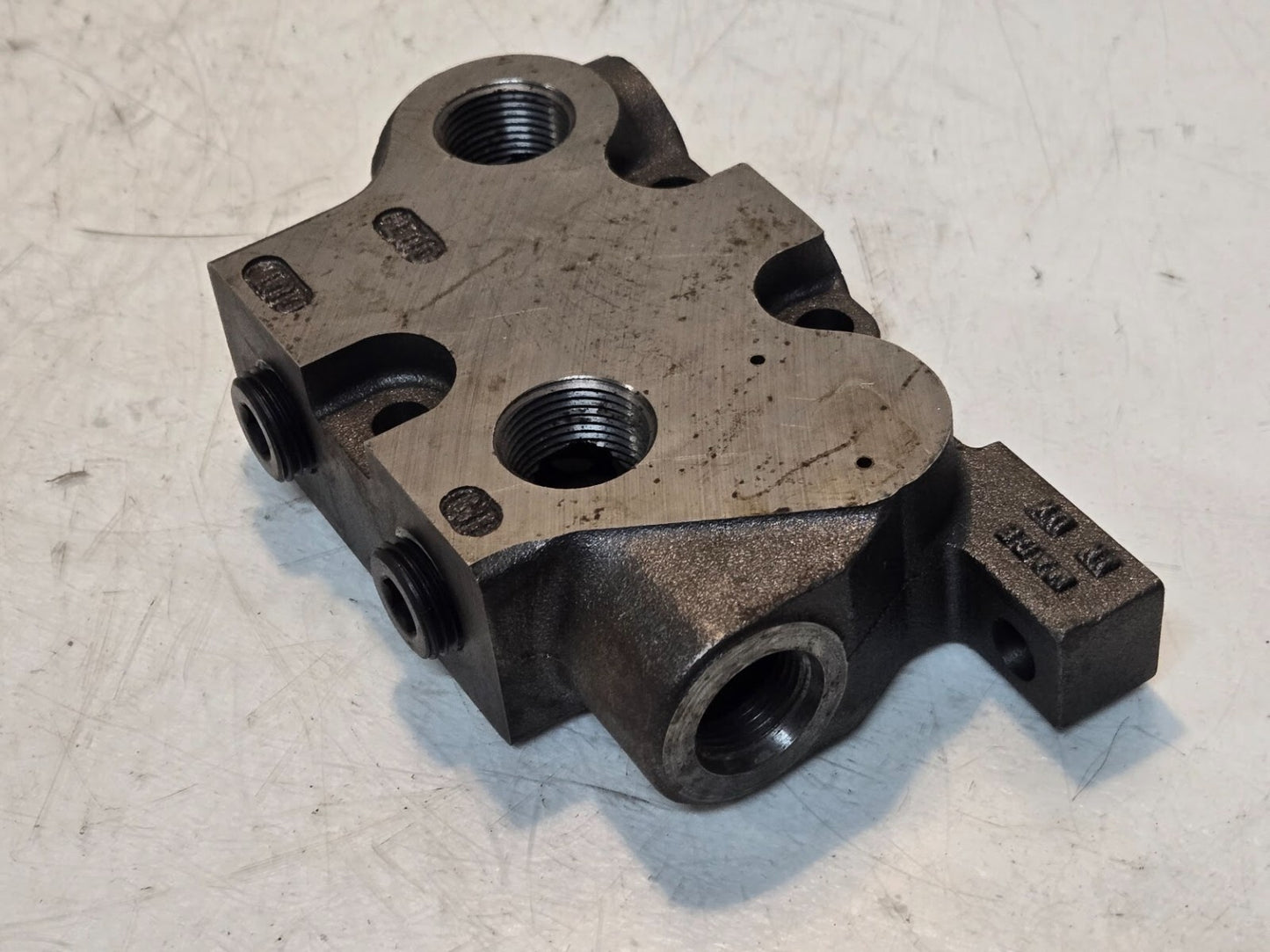 Hydraulic Manifold RSM 4 | 1/2 in FPT Side Inlet | 3/4 in FPT Face Inlet/Outlet