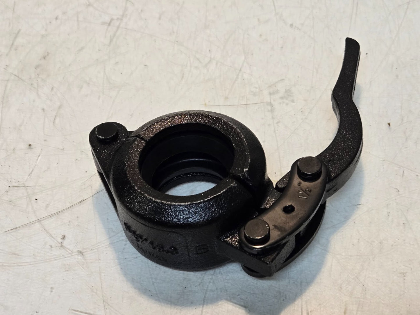 Shurjoint Black Hinged Lever Grooved Coupling G28 | 1-1/2" | 1-1/2"/48.3