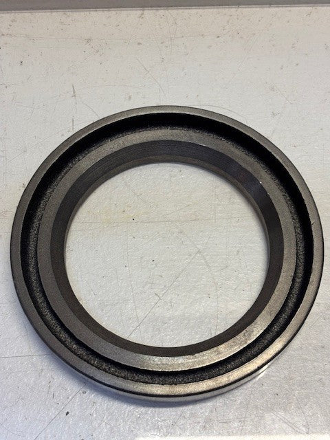 UD Trucks Genuine Parts Seal Retainer | 43224-Z5002
