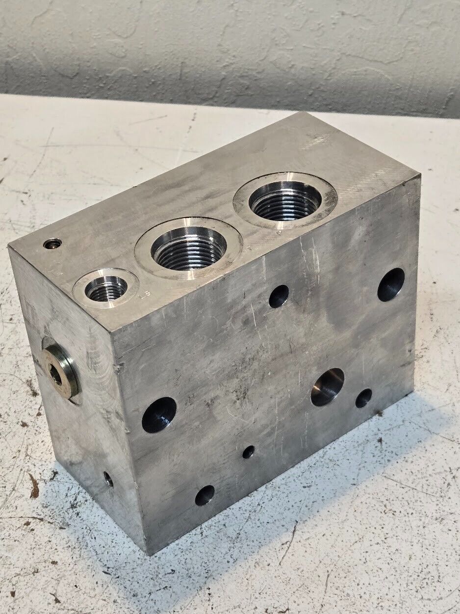 Hydraulic Manifold 6"x4 5/8"x3" Block | 3 Inlets | 2 Plugs | 3 Mounting Holes